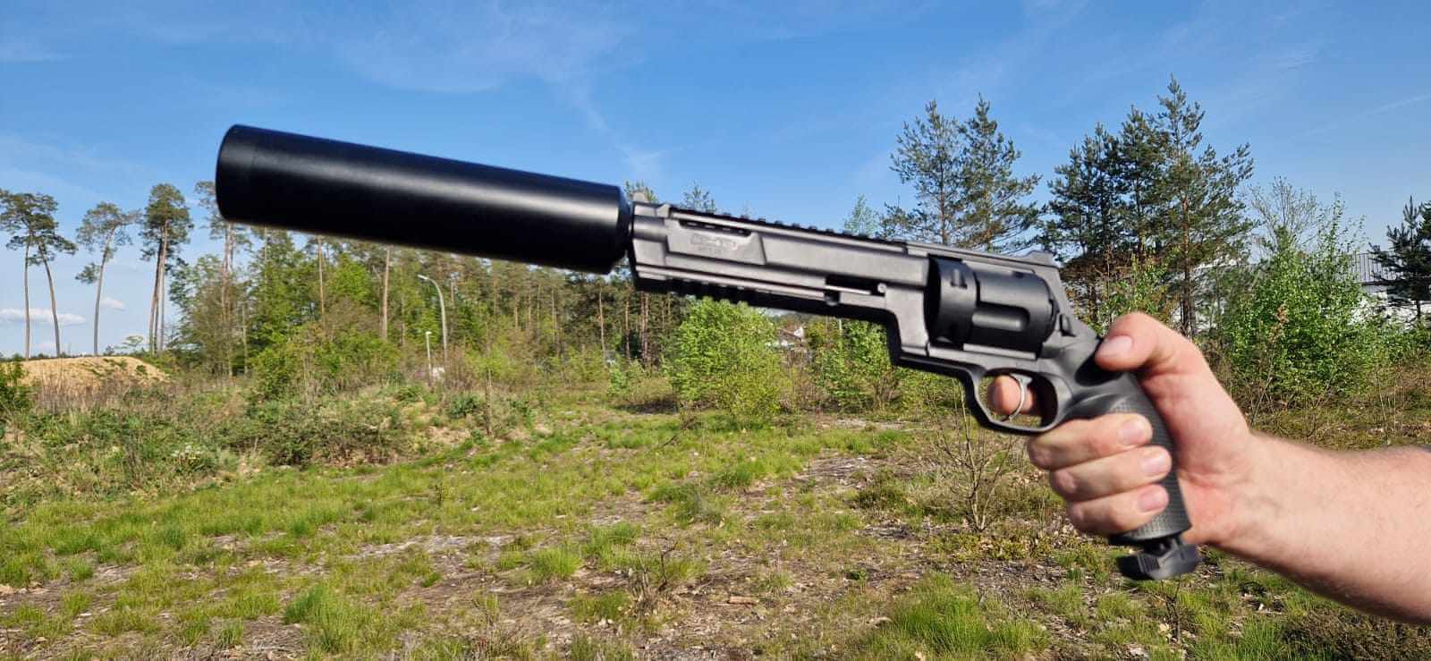 SILENCER Thread 20x1 CNC BLACK L 20cm Umarex TR68 HDR68 – SILENCER 20x1 Thread for HDR68 TR68 CNC Aluminum 20cm BLACK ✔️ Fits HDR68 / TR68 tuning barrel💥 Effective suppression with triple-chamber design🔧 Thread 20x1 | Plug & Play📦 1x Silencer included