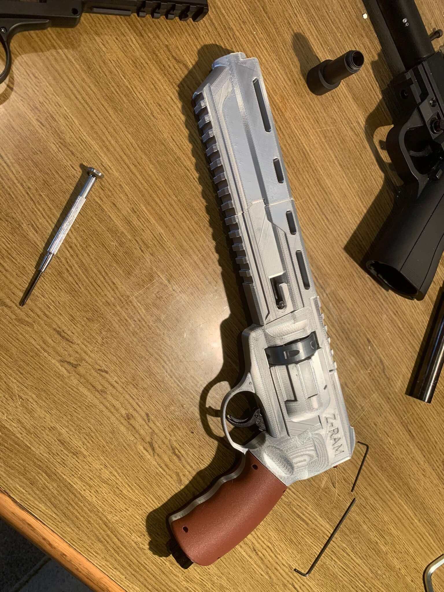 ZDR50 Barrel Cover Silver for tuning barrel for ZDR50 BodyKit for Umarex HDR50 TR50 – ZDR50 Barrel Cover Silver for HDR50 TR50 – Design for Tuning Barrel ✔️ Precision fit for our tuning barrel🔧 Fixed with 4x Allen screws – no wobble, no nonsense💥 Easily